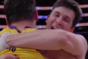 这是爱情的样子？昨天力克掘金后，东契奇与里夫斯激情相拥！